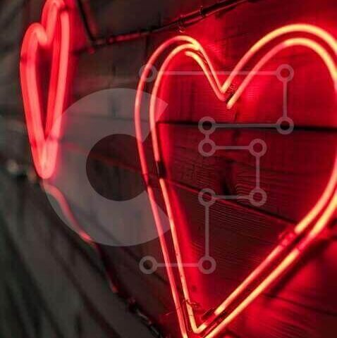 Intra Συλλεκτικό Ξύλινο Παζλ Plywood 4mm - Καρδιές νέον σε ξύλινο τοίχο Σε Ξύλινο Κουτί - Διαστάσεις Puzzle: 10x10 cm – 25 κομμάτια - Image 1