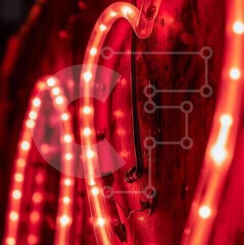 Intra Συλλεκτικό Ξύλινο Παζλ Plywood 4mm - Κόκκινα φώτα καρδιάς νέον σε ρουστίκ φόντο Σε Ξύλινο Κουτί - Διαστάσεις Puzzle: 10x10 cm – 25 κομμάτια - Image 1