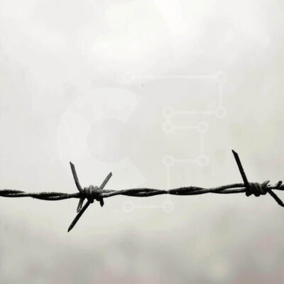 Intra Συλλεκτικό Ξύλινο Παζλ Plywood  4mm - Φράχτη από συρματοπλέγματα σε μια ομιχλώδη ατμόσφαιρα Σε Ξύλινο Κουτί - Διαστάσεις Puzzle: 10x10 cm – 25 κομμάτια - Image 1