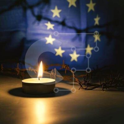 Intra Συλλεκτικό Ξύλινο Παζλ Plywood 4mm - Αντανάκλαση στο φως των κεριών με τη σημαία της Ευρωπαϊκής Ένωσης Σε Ξύλινο Κουτί - Διαστάσεις Puzzle: 10x10 cm – 25 κομμάτια - Image 1