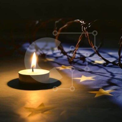 Intra Συλλεκτικό Ξύλινο Παζλ Plywood 4mm - Το φως των κεριών στην αντανάκλαση της ελπίδας Σε Ξύλινο Κουτί - Διαστάσεις Puzzle: 10x10 cm – 25 κομμάτια - Image 1