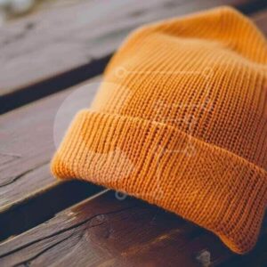 Intra Συλλεκτικό Ξύλινο Παζλ Plywood  4mm - Πλεκτό Πορτοκαλί Καπέλο Beanie σε Ξύλινη Επιφάνεια Σε Ξύλινο Κουτί - Διαστάσεις Puzzle: 10x10 cm – 25 κομμάτια