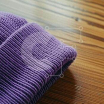 Intra Συλλεκτικό Ξύλινο Παζλ Plywood  4mm - Μωβ πλεκτό Beanie σε ξύλινο τραπέζι Σε Ξύλινο Κουτί - Διαστάσεις Puzzle: 10x10 cm – 25 κομμάτια - Image 1