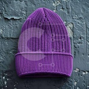 Intra Συλλεκτικό Ξύλινο Παζλ Plywood  4mm - Μωβ πλεκτό καπέλο Beanie σε γκρι τοίχο Σε Ξύλινο Κουτί - Διαστάσεις Puzzle: 10x10 cm – 25 κομμάτια