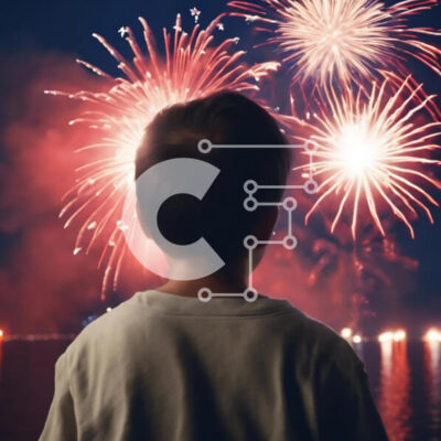 Intra Συλλεκτικό Ξύλινο Παζλ Plywood  4mm - Νεαρό αγόρι που απολαμβάνει πυροτεχνήματα δίπλα στο νερό Σε Ξύλινο Κουτί - Διαστάσεις: 10x10 cm – 25 κομμάτια - Image 1