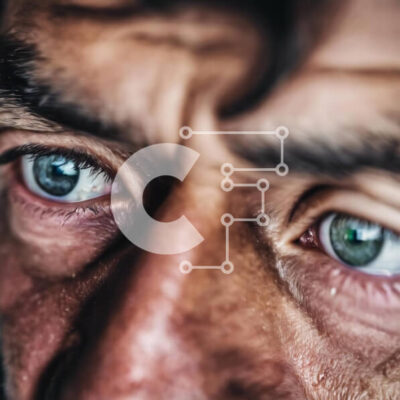 Intra Συλλεκτικό Ξύλινο Παζλ Plywood  4mm - Κοντινό πλάνο ενός άνδρα με πράσινα μάτια Σε Ξύλινο Κουτί - Διαστάσεις Puzzle: 10x10 cm – 25 κομμάτια - Image 1