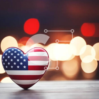 Intra Συλλεκτικό Ξύλινο Παζλ Plywood  4mm - Αμερικανική σημαία σε σχήμα καρδιάς στο τραπέζι με πολύχρωμα φώτα Σε Ξύλινο Κουτί - Διαστάσεις: 10x10 cm – 25 κομμάτια - Image 1