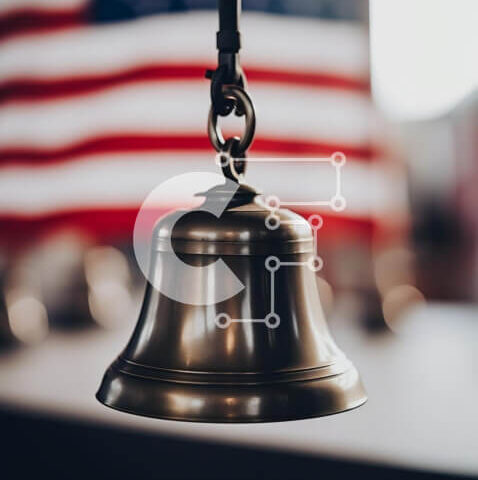 Intra Συλλεκτικό Ξύλινο Παζλ Plywood  4mm - Κουδούνι και αμερικανική σημαία σε μια ειδική περίσταση Σε Ξύλινο Κουτί - Διαστάσεις: 10x10 cm – 25 κομμάτια - Image 1