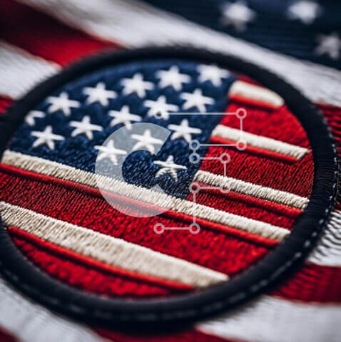 Intra Συλλεκτικό Ξύλινο Παζλ Plywood 4mm - Έμπλαστρο αμερικανικής σημαίας για τον εορτασμό της Ημέρας της Ανεξαρτησίας Σε Ξύλινο Κουτί - Διαστάσεις: 10x10 cm – 25 κομμάτια - Image 1