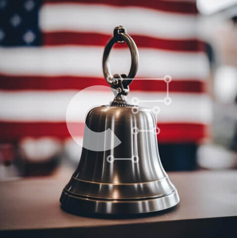 Intra Συλλεκτικό Ξύλινο Παζλ Plywood  4mm - Ασημένιο κουδούνι με αμερικανική σημαία στο τραπέζι Σε Ξύλινο Κουτί - Διαστάσεις: 10x10 cm – 25 κομμάτια - Image 1