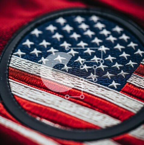 Intra Συλλεκτικό Ξύλινο Παζλ Plywood  4mm - Κοντινό πλάνο της αμερικανικής σημαίας κεντημένη σε κόκκινο πουκάμισο Σε Ξύλινο Κουτί - Διαστάσεις Puzzle: 10x10 cm – 25 κομμάτια - Image 1