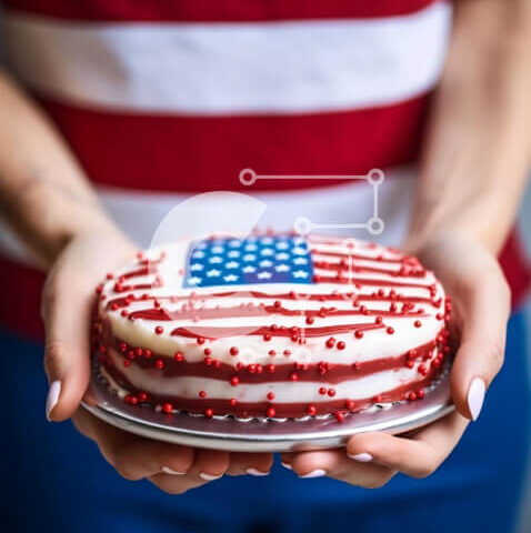 Intra Συλλεκτικό Ξύλινο Παζλ Plywood  4mm - Εορτασμός 4ης Ιουλίου με τούρτα με αμερικανική σημαία Σε Ξύλινο Κουτί - Διαστάσεις: 10x10 cm – 25 κομμάτια - Image 1