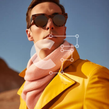 Intra Συλλεκτικό Ξύλινο Παζλ Plywood  4mm - Νεαρός άνδρας με πορτοκαλί σακάκι και ροζ κασκόλ που στέκεται στην έρημο Σε Ξύλινο Κουτί - Διαστάσεις Puzzle: 10x10 cm – 25 κομμάτια - Image 1