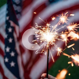 Intra Συλλεκτικό Ξύλινο Παζλ Plywood  4mm - Πατριωτική γιορτή 4ης Ιουλίου με Sparkler και Αμερικανική Σημαία Σε Ξύλινο Κουτί - Διαστάσεις: 10x10 cm – 25 κομμάτια