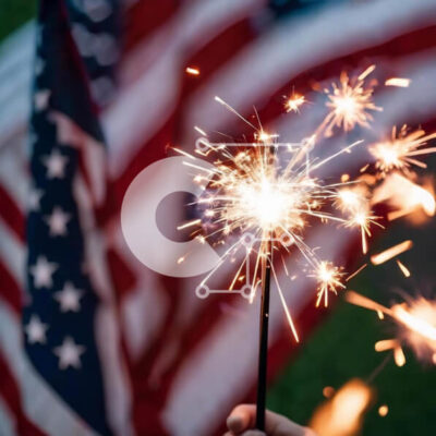 Intra Συλλεκτικό Ξύλινο Παζλ Plywood  4mm - Πατριωτική γιορτή 4ης Ιουλίου με Sparkler και Αμερικανική Σημαία Σε Ξύλινο Κουτί - Διαστάσεις: 10x10 cm – 25 κομμάτια - Image 1