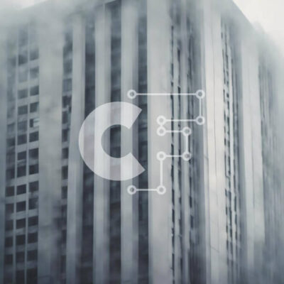 Intra Συλλεκτικό Ξύλινο Παζλ Plywood 4mm - Ουρανοξύστης σε ομιχλώδη καιρό με άτομο που κοιτάζει ψηλά Σε Ξύλινο Κουτί - Διαστάσεις Puzzle: 10x10 cm – 25 κομμάτια - Image 1