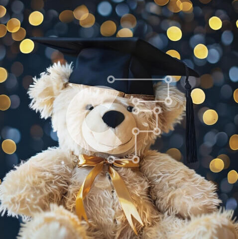 Intra Συλλεκτικό Ξύλινο Παζλ Plywood  4mm - Αρκουδάκι αποφοίτησης στο τραπέζι με φώτα Σε Ξύλινο Κουτί - Διαστάσεις Puzzle: 10x10 cm – 25 κομμάτια - Image 1