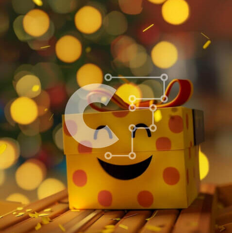 Intra Συλλεκτικό Ξύλινο Παζλ Plywood 4mm - Χριστουγεννιάτικο κουτί δώρου με χαμογελαστό πρόσωπο σε ξύλινο τραπέζι Σε Ξύλινο Κουτί - Διαστάσεις: 10x10 cm – 25 κομμάτια - Image 1