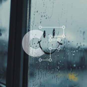 Intra Συλλεκτικό Ξύλινο Παζλ Plywood  4mm - Γελαστό πρόσωπο στο βροχερό περβάζι παραθύρου Σε Ξύλινο Κουτί - Διαστάσεις Puzzle: 10x10 cm – 25 κομμάτια - Image 1