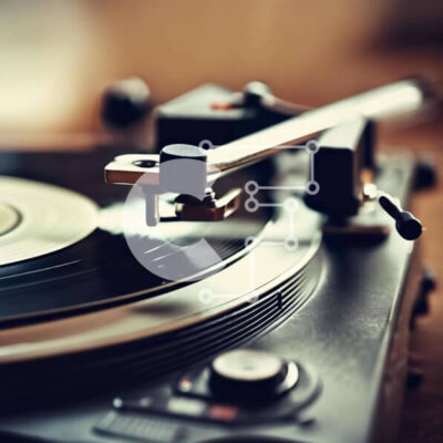 Intra Συλλεκτικό Ξύλινο Παζλ Plywood  4mm - Κοντινό πλάνο ενός παλιού πικάπ με ακουστικά Σε Ξύλινο Κουτί - Διαστάσεις: 10x10 cm – 25 κομμάτια - Image 1