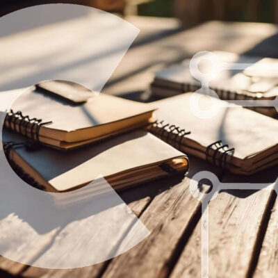 Intra Συλλεκτικό Ξύλινο Παζλ Plywood  4mm - Στοιβαγμένα ανοιχτά σημειωματάρια σε ξύλινο τραπέζι με φως του ήλιου Σε Ξύλινο Κουτί - Διαστάσεις Puzzle: 10x10 cm – 25 κομμάτια - Image 1