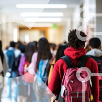 Intra Συλλεκτικό Ξύλινο Παζλ Plywood  4mm - Μαθητές που περπατούν στο διάδρομο του σχολείου Σε Ξύλινο Κουτί - Διαστάσεις Puzzle: 10x10 cm – 25 κομμάτια - Image 1