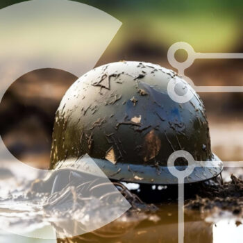 Intra Συλλεκτικό Ξύλινο Παζλ Plywood  4mm - Στρατιωτικό κράνος βυθισμένο στη λάσπη - Ιστορικό τεχνούργημα Σε Ξύλινο Κουτί - Διαστάσεις Puzzle: 10x10 cm – 25 κομμάτια - Image 1