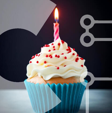 Intra Συλλεκτικό Ξύλινο Παζλ Plywood 4mm - Cupcake γενεθλίων με αναμμένο κερί και κόκκινα πασπαλίσματα Σε Ξύλινο Κουτί - Διαστάσεις: 10x10 cm – 25 κομμάτια - Image 1