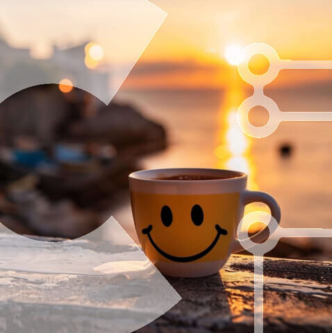 Intra Συλλεκτικό Ξύλινο Παζλ Plywood  4mm - Smiley-face Coffee Cup δίπλα στον ωκεανό στο ηλιοβασίλεμα Σε Ξύλινο Κουτί - Διαστάσεις Puzzle: 10x10 cm – 25 κομμάτια - Image 1