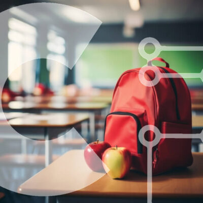 Intra Συλλεκτικό Ξύλινο Παζλ Plywood  4mm - Σκηνή στην τάξη με κόκκινο σακίδιο και μήλα Σε Ξύλινο Κουτί - Διαστάσεις Puzzle: 10x10 cm – 25 κομμάτια - Image 1