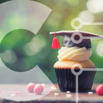 Intra Συλλεκτικό Ξύλινο Παζλ Plywood  4mm - Αποφοίτηση Cupcake με κομψό σκουφάκι και καραμέλες Σε Ξύλινο Κουτί - Διαστάσεις: 10x10 cm – 25 κομμάτια - Image 1