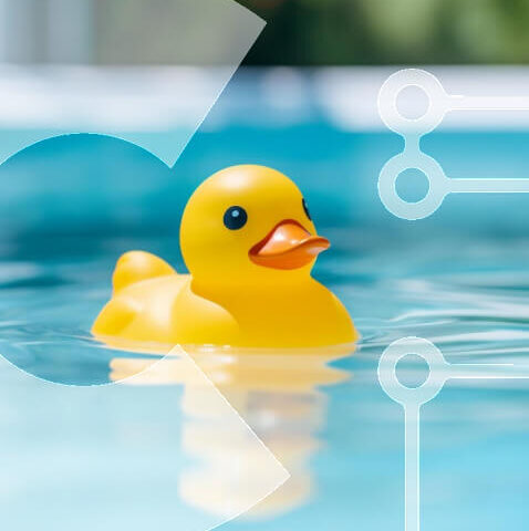 Intra Συλλεκτικό Ξύλινο Παζλ Plywood 4mm - Κίτρινη λαστιχένια πάπια που επιπλέει στην πισίνα με καρέκλες και τραπέζια Σε Ξύλινο Κουτί - Διαστάσεις: 10x10 cm – 25 κομμάτια - Image 1