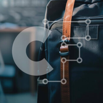 Intra Συλλεκτικό Ξύλινο Παζλ Plywood  4mm - Μαύρο σακίδιο πλάτης ταξιδιού σε ξύλινο τραπέζι Σε Ξύλινο Κουτί - Διαστάσεις Puzzle: 10x10 cm – 25 κομμάτια - Image 1