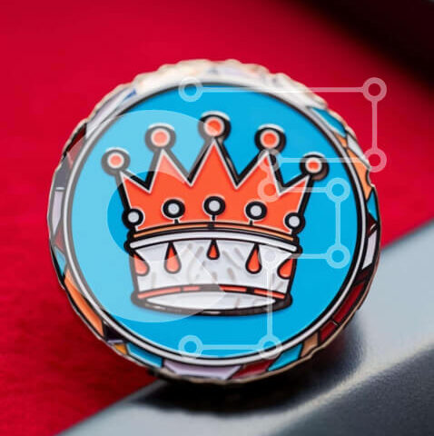 Intra Συλλεκτικό Ξύλινο Παζλ Plywood  4mm - Καρφίτσα πέτο σε σχήμα κορώνας σε πορτοκαλί και μπλε φόντο Σε Ξύλινο Κουτί - Διαστάσεις: 10x10 cm – 25 κομμάτια - Image 1