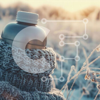 Intra Συλλεκτικό Ξύλινο Παζλ Plywood  4mm - Άτομο με χειμερινή ενδυμασία με μπουκάλι νερού στο Snowy Field Σε Ξύλινο Κουτί - Διαστάσεις Puzzle: 10x10 cm – 25 κομμάτια - Image 1