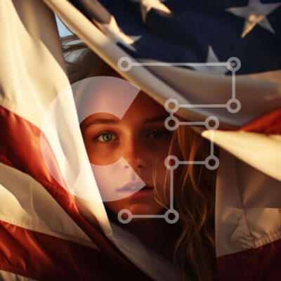 Intra Συλλεκτικό Ξύλινο Παζλ Plywood  4mm - Νεαρή γυναίκα που κρυφοκοιτάζει πίσω από την αμερικανική σημαία Σε Ξύλινο Κουτί - Διαστάσεις Puzzle: 10x10 cm – 25 κομμάτια - Image 1