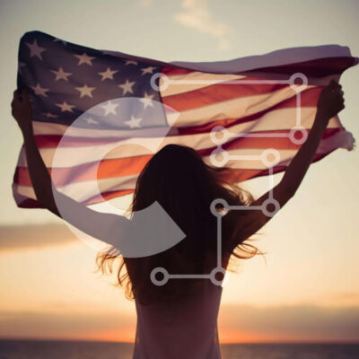 Intra Συλλεκτικό Ξύλινο Παζλ Plywood  4mm - Γυναίκα που γιορτάζει την 4η Ιουλίου με την αμερικανική σημαία στο ηλιοβασίλεμα Σε Ξύλινο Κουτί - Διαστάσεις: 10x10 cm – 25 κομμάτια - Image 1