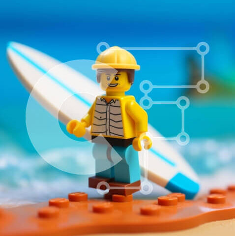 Intra Συλλεκτικό Ξύλινο Παζλ Plywood  4mm - Φιγούρα Lego με σανίδα του σερφ στην παραλία Σε Ξύλινο Κουτί - Διαστάσεις Puzzle: 10x10 cm – 25 κομμάτια - Image 1