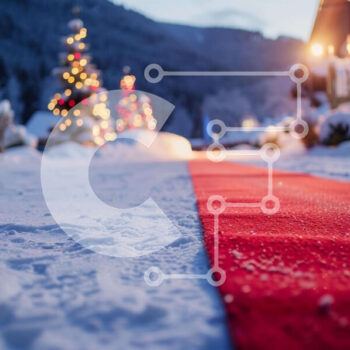 Intra Συλλεκτικό Ξύλινο Παζλ Plywood  4mm - Χειμερινή σκηνή με κόκκινο χαλί και χριστουγεννιάτικα στολίδια Σε Ξύλινο Κουτί - Διαστάσεις Puzzle: 10x10 cm – 25 κομμάτια - Image 1