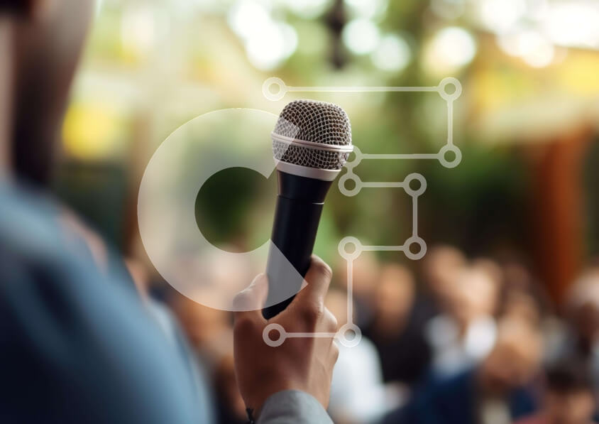 Intra Συλλεκτικό Ξύλινο Παζλ Plywood  4mm - Άτομο που μιλά στο μικρόφωνο με το κοινό και τους ομιλητές Σε Ξύλινο Κουτί - Διαστάσεις Puzzle: 10x10 cm – 25 κομμάτια