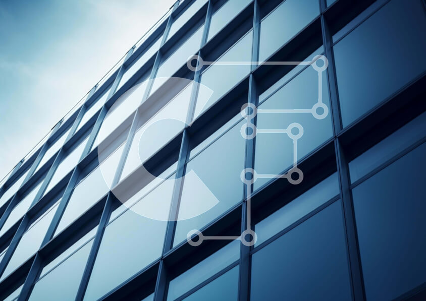 Intra Συλλεκτικό Ξύλινο Παζλ Plywood  4mm - Κτήριο με γυάλινους τοίχους σε αστική περιοχή με μπλε ουρανό Σε Ξύλινο Κουτί - Διαστάσεις Puzzle: 10x10 cm – 25 κομμάτια