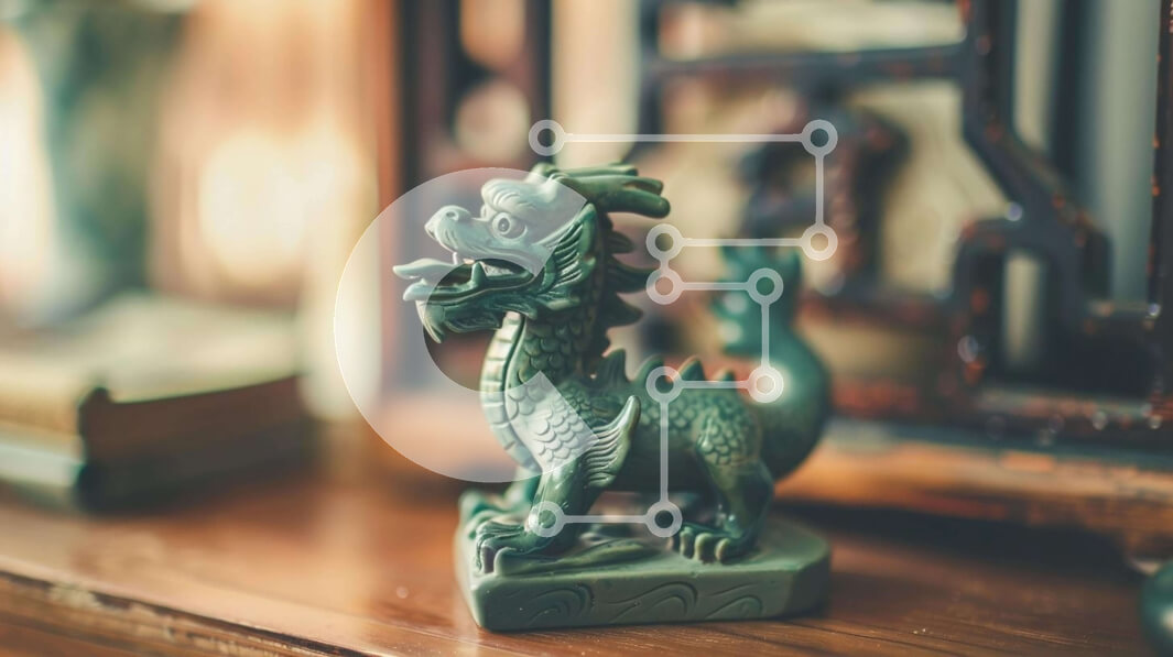 Intra Συλλεκτικό Ξύλινο Παζλ Plywood  4mm - Ειδώλιο πράσινου δράκου στο ανατολίτικο ράφι Σε Ξύλινο Κουτί - Διαστάσεις: 10x10 cm – 25 κομμάτια