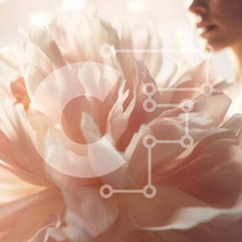 Intra Συλλεκτικό Ξύλινο Παζλ Plywood  4mm - Όμορφη γυναίκα που κρατά το τεράστιο ροζ λουλούδι Σε Ξύλινο Κουτί - Διαστάσεις Puzzle: 10x10 cm – 25 κομμάτια - Image 1