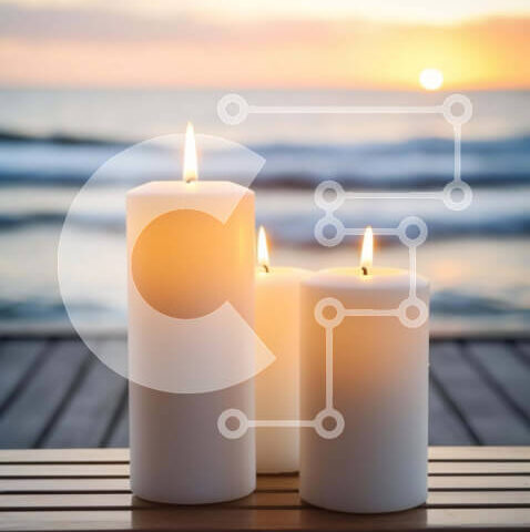 Intra Συλλεκτικό Ξύλινο Παζλ Plywood 4mm - Λευκά κεριά στον ξύλινο πάγκο στο ηλιοβασίλεμα Σε Ξύλινο Κουτί - Διαστάσεις Puzzle: 10x10 cm – 25 κομμάτια - Image 1