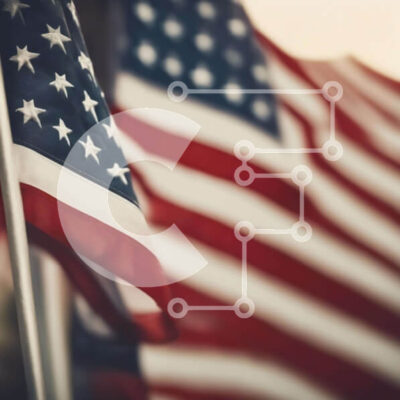 Intra Συλλεκτικό Ξύλινο Παζλ Plywood  4mm - Κοντινό πλάνο αμερικανικών σημαιών που κυματίζουν στον άνεμο Σε Ξύλινο Κουτί - Διαστάσεις Puzzle: 10x10 cm – 25 κομμάτια - Image 1