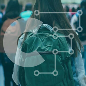 Intra Συλλεκτικό Ξύλινο Παζλ Plywood  4mm - Γυναίκα που περπατά στο διάδρομο με το σακίδιο πλάτης Σε Ξύλινο Κουτί - Διαστάσεις Puzzle: 10x10 cm – 25 κομμάτια