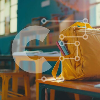 Intra Συλλεκτικό Ξύλινο Παζλ Plywood  4mm - Κίτρινο σακίδιο πλάτης και σχολικά είδη σε ξύλινο τραπέζι Σε Ξύλινο Κουτί - Διαστάσεις Puzzle: 10x10 cm – 25 κομμάτια - Image 1