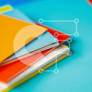 Intra Συλλεκτικό Ξύλινο Παζλ Plywood  4mm - Πολύχρωμη στοίβα σημειωματάρια Σε Ξύλινο Κουτί - Διαστάσεις Puzzle: 10x10 cm – 25 κομμάτια