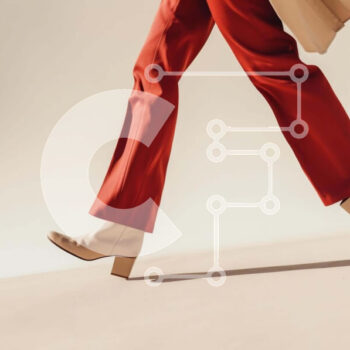 Intra Συλλεκτικό Ξύλινο Παζλ Plywood  4mm - Γυναίκα με κόκκινο παντελόνι και λευκά παπούτσια με ανοιχτή τσάντα Σε Ξύλινο Κουτί - Διαστάσεις Puzzle: 10x10 cm – 25 κομμάτια - Image 1