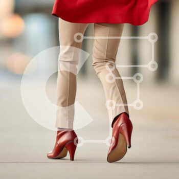 Intra Συλλεκτικό Ξύλινο Παζλ Plywood  4mm - Γυναίκα με κόκκινο παντελόνι και ψηλοτάκουνα που περπατά στο δρόμο Σε Ξύλινο Κουτί - Διαστάσεις Puzzle: 10x10 cm – 25 κομμάτια - Image 1